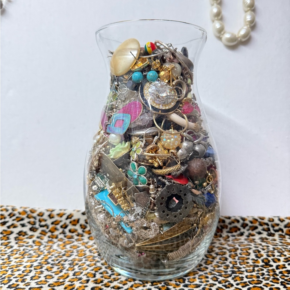 3.6 Lb (including jar/vase ) of unmatched Crafter’s lot of Earrings 👂💎 - Picture 3 of 9